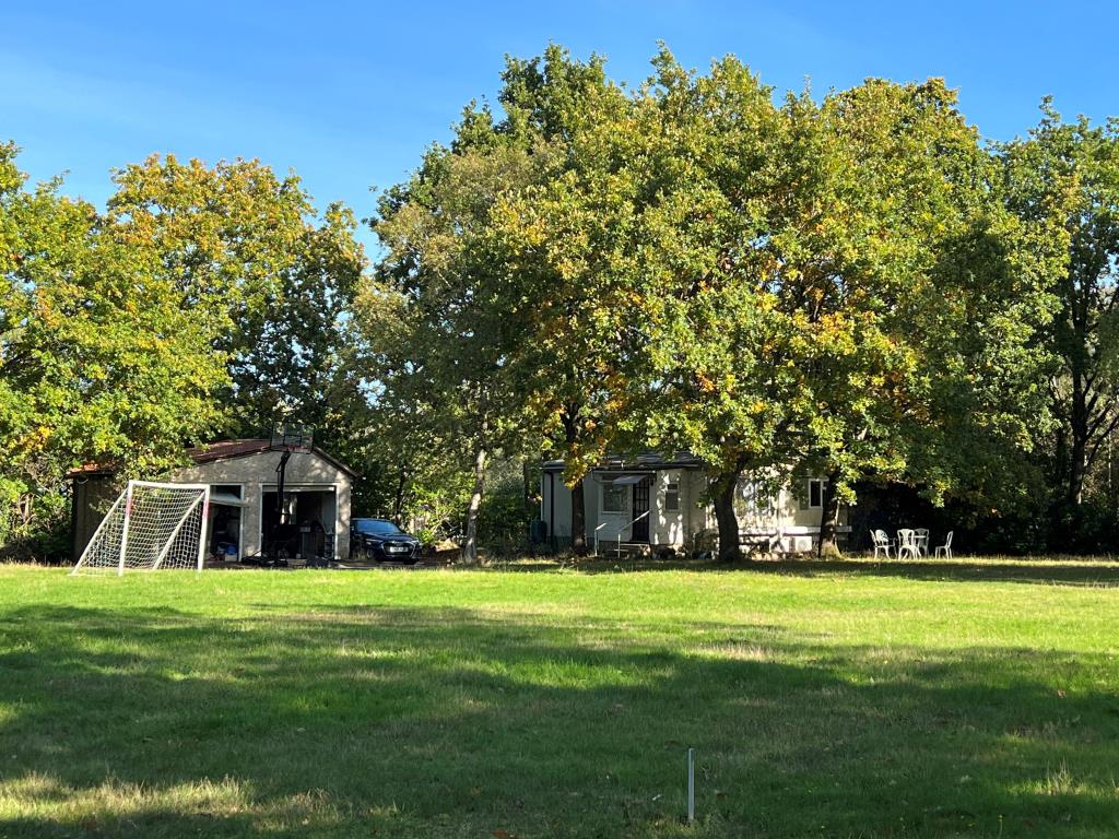 Lot: 32 - DOUBLE PARK HOME ON A THREE-QUARTER ACRE PLOT - 